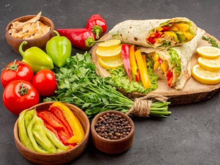 यदि आपको स्प्रिंग रोल्स पसंद है तो हम आपके लिए लाए हैं एक बेहद खास वियतनामी समर रोल्स. जिसे खाने के बाद आप बाकी सभी रोल्स भूल जाएंगे. यह इतना आसान है कि इसे 10 मिनट में बनाया जा सकता है. खैर, अगर आप सोच रहे हैं कि ये स्प्रिंग रोल कैसे बनते हैं, तो हम आपको बता रहे हैं सिंपल टिप्स. इन रोल्स को सलाद रोल्स, राइस पेपर रोल्स और फ्रेश स्प्रिंग रोल्स के नाम से भी जाना जाता है. आपको केवल चावल के नूडल्स, गाजर, ककड़ी और चीनी गोभी के साथ-साथ ककड़ी और चावल के पेपर शीट या रैपर की आवश्यकता होती है. इन राइस पेपर शीट्स को पहले कुछ सेकंड के लिए गर्म पानी में भिगोया जाता है जिससे ये नरम हो जाते हैं. इसके बाद, सभी कटी हुई और जूलियन की हुई सब्जियों को बीच में भरकर शीट को मुंह खोलकर रोल किया जाता है. यह इतना आसान है! स्वीट चिली सॉस और पीनट सॉस के साथ इन वियतनामी समर रोल्स का मजा ले सकते हैं.