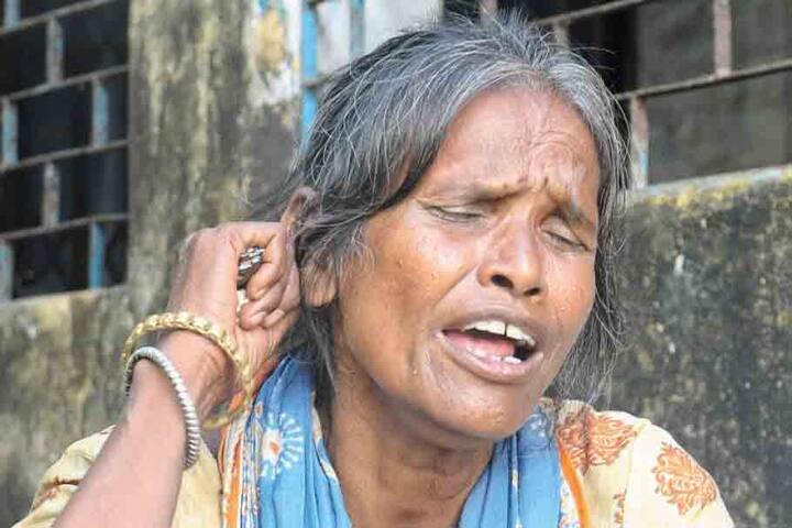 रानू मंडल – इस लिस्ट का रहना नाम रानू मंडल का है. जिनकी आवाज ने उन्हें सोशल मीडिया पर रातोंरात वायरल कर दिया था. दरअसल रानू साल 2019 में राणाघाट रेलवे स्टेशन पर लता मंगेशकर का गाना ‘एक प्यार का नगमा है’ गाते हुए नजर आई थी. उनके इस वीडियो के वायरल होने के बाद फेमस सिंगर हिमेश रेशमिया ने गाना ‘तेरी मेरी कहानी’ गाया था जो कि काफी वायरल भी हुआ था. हालांकि इस गाने के बाद रानू को कोई काम नहीं मिला. कुछ दिन पहले लता मंगेशकर का मजाक उड़ाने पर सोशल मीडिया पर लोग उन्हें ट्रोल करते हुए भी नजर आए थे.