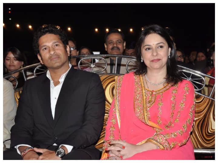 Sachin Tendulkar Love Story: सचिन तेंदुलकर और अंजलि की लव स्टोरी काफी लोकप्रिय है. आइए हम आपको इन दोनों की पहली मीटिंग से लेकर अब तक की कहानी बताते हैं.