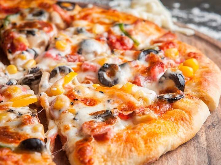 क्या आपने कभी सोचा है कि बचे हुए चिकन करी को दोबारा कैसे इस्तेमाल किया जाए? चलिए आज आपको बताते हैं कि कैसे लेफ्टओवर बटर चिकन को आप आसानी से पिज्जा रेसिपी के साथ इसे देसी इटैलियन ट्विस्ट दें सकते हैं. जैसा कि नाम से पता चल रहा है कि यह आसान और स्वादिष्ट पिज्जा बचे हुए बटर चिकन के टुकड़ों और मोटी करी के साथ बनाया जाएगा. इसमें मोज़ेरेला चीज़, नमक, काली मिर्च, अजवायन, चिली फ्लेक्स और धनिया पत्ती के साथ बनाया जा सकता है. यह साधारण पिज़्ज़ा रेसिपी शाम के नाश्ते के लिए बना सकती है.