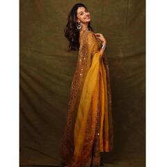 Meenakshi chaudhary Photos: ముద్దబంతిలా ఉన్న మీనాక్షి