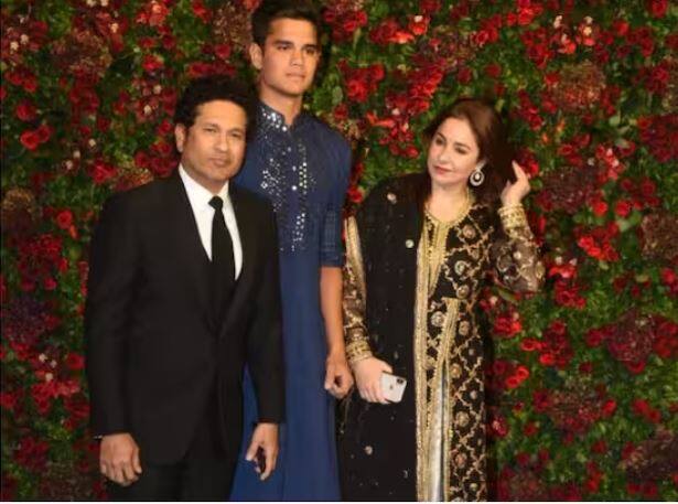 ਦੋਵਾਂ ਨੇ ਕਰੀਬ 5 ਸਾਲ ਇਕ-ਦੂਜੇ ਨੂੰ ਡੇਟ ਕੀਤਾ ਪਰ ਸਚਿਨ ਆਪਣੇ ਕ੍ਰਿਕਟ ਸ਼ੈਡਿਊਲ ਵਿਚ ਰੁੱਝੇ ਹੋਏ ਸਨ ਅਤੇ ਅੰਜਿਲ ਵੀ ਆਪਣੇ ਮੈਡੀਕਲ ਕਰੀਅਰ ਵਿਚ ਰੁੱਝੇ ਹੋਏ ਸਨ, ਇਸ ਲਈ ਉਹ ਜ਼ਿਆਦਾ ਘੁੰਮ ਨਹੀਂ ਸਕੇ। ਅੰਜਲੀ ਨੇ ਇਕ ਕਿੱਸਾ ਦੱਸਿਆ ਕਿ ਇਕ ਵਾਰ ਸਚਿਨ ਨਕਲੀ ਦਾੜ੍ਹੀ ਅਤੇ ਚਿਹਰੇ 'ਤੇ ਚਸ਼ਮਾ ਲਗਾ ਕੇ ਫਿਲਮ ਦੇਖਣ ਗਏ ਸਨ ਪਰ ਫਿਰ ਵੀ ਲੋਕਾਂ ਨੇ ਉਨ੍ਹਾਂ ਨੂੰ ਪਛਾਣ ਲਿਆ ਅਤੇ ਫਿਰ ਉਨ੍ਹਾਂ ਨੂੰ ਅੱਧੀ ਫਿਲਮ ਛੱਡ ਕੇ ਵਾਪਸ ਆਉਣਾ ਪਿਆ।