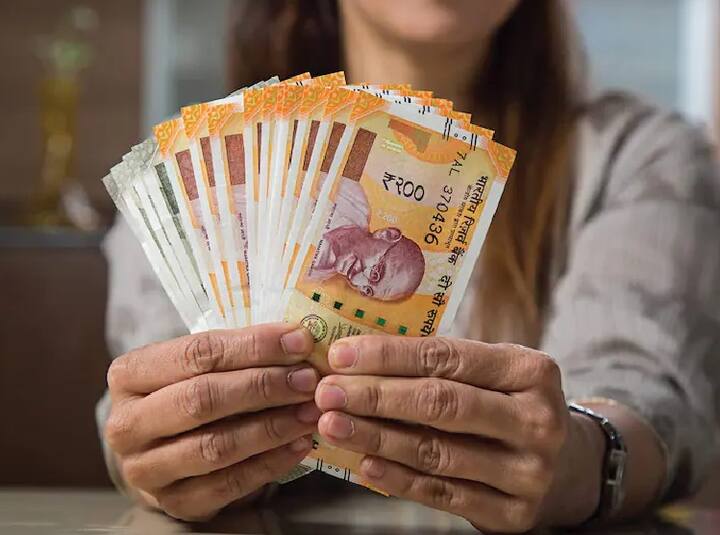 Income Tax: কর ছাড়ের পাশাপাশি ভাল রিটার্ন পেতে চাইলে দেখতে পারেন এই ট্যাক্স সেভিং স্কিমগুলি। সাধারণত বেশিরভাগ বিনিয়োগকারী কর সাশ্রয়ের জন্য আয়করের ধারা 80C বেছে নেয়। এতে বিনিয়োগকারীরা ১.৫ লাখ টাকা পর্যন্ত ছাড় পান। এই ৫ স্কিমে রয়েছে ১.৫ লক্ষ টাকা পর্যন্ত কর সাশ্রয়ের বিকল্প। জেনে নিন, যোজনাগুলি।