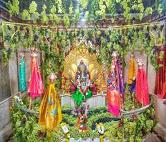 Nashik Gudhipadwa : नाशिकच्या चांदीच्या गणपतीला अकराशे किलो द्राक्षांची आरास, दर्शनासाठी नाशिककरांची गर्दी