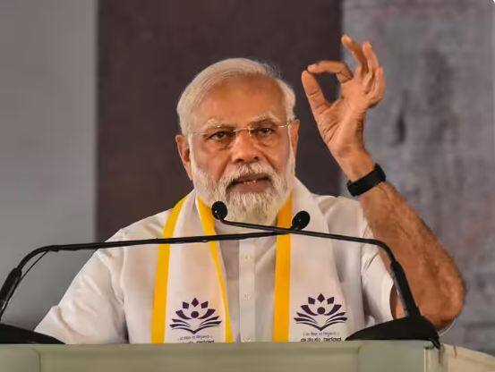 pm modi objectionable poster in delhi 100 fir and 6 arrested van seized from aap office ਦਿੱਲੀ 'ਚ PM ਮੋਦੀ ਖ਼ਿਲਾਫ਼ 'ਇਤਰਾਜ਼ਯੋਗ' ਪੋਸਟਰ, 100 FIR ਤੇ 6 ਗ੍ਰਿਫਤਾਰ, ਜਾਣੋ ਕੀ ਹੈ 'ਆਪ' ਦਾ ਕਨੈਕਸ਼ਨ