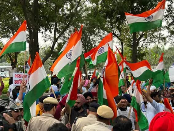 लंदन में लहराया तिरंगा: खालिस्तानियों के हमले के बाद सड़कों पर भारतीयों ने यूं कराया एकजुटता का अहसास, गूंजा 'जय हो' लंदन में लहराया तिरंगा: खालिस्तानियों के हमले के बाद सड़कों पर भारतीयों ने यूं कराया एकजुटता का अहसास, गूंजा 'जय हो'