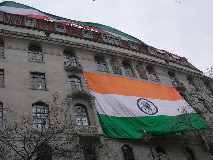 Giant Tricolour Put Up By Indian High Commission Team Atop High Commission Building In London During Pro Khalistan Protest Video Video: खालिस्तान समर्थक प्रदर्शनकारियों को जवाब, लंदन में भारतीय उच्चायोग के दफ्तर पर लहराया और बड़ा तिरंगा
