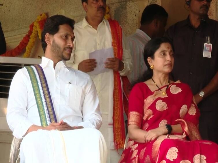 AP CM Jagan participates Ugadi celebrations in Tadepalli camp office CM Jagan Ugadi: ఉగాది వేడుకల్లో జగన్ దంపతులు, తెలుగుదనం ఉట్టిపడేలా సీఎం వస్త్రధారణ