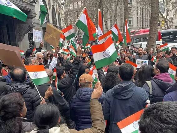 लंदन में लहराया तिरंगा: खालिस्तानियों के हमले के बाद सड़कों पर भारतीयों ने यूं कराया एकजुटता का अहसास, गूंजा 'जय हो' लंदन में लहराया तिरंगा: खालिस्तानियों के हमले के बाद सड़कों पर भारतीयों ने यूं कराया एकजुटता का अहसास, गूंजा 'जय हो'