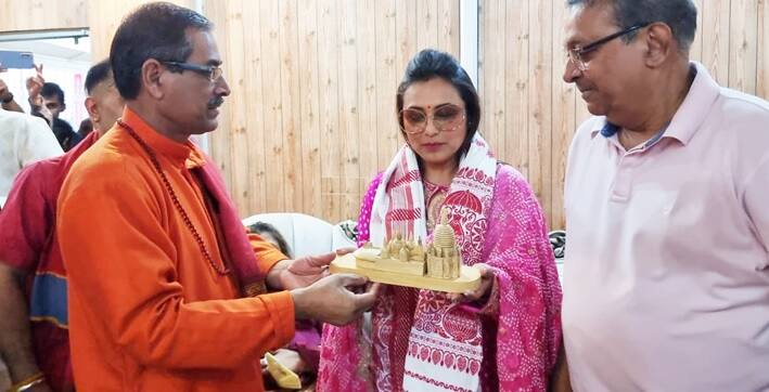 Rani Mukerji Seeks Blessings At Kamakhya Temple In Guwahati On Her Birthday Rani Mukerji Pics: રાની મુખર્જીએ જન્મદિવસ પર કામખ્યા દેવીના ચરણોમાં ઝુકાવ્યું શીશ, તસવીરો આવી સામે