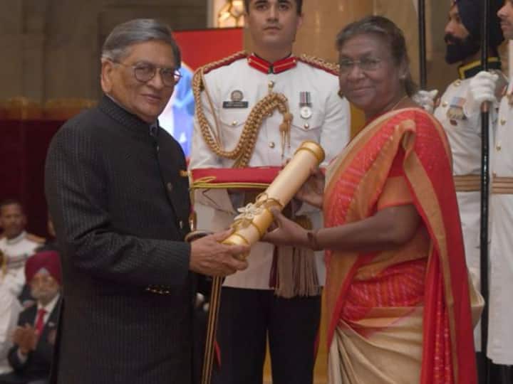 At the 2023 Padma Awards on Wednesday at Rashtrapati Bhavan, former Karnataka Chief Minister SM Krishna received India's second-highest civilian honor, the Padma Vibhushan. The 90-year-old was at Rashtrapati Bhavan to accept the award. He was seen walking up to the podium with the assistance of a walking stick to accept it from President Droupadi Murmu. Between the years 1999 and 2004, Krishna was the Chief Minister of Karnataka. Between 2004 and 2008, he was also the Governor of Maharashtra.