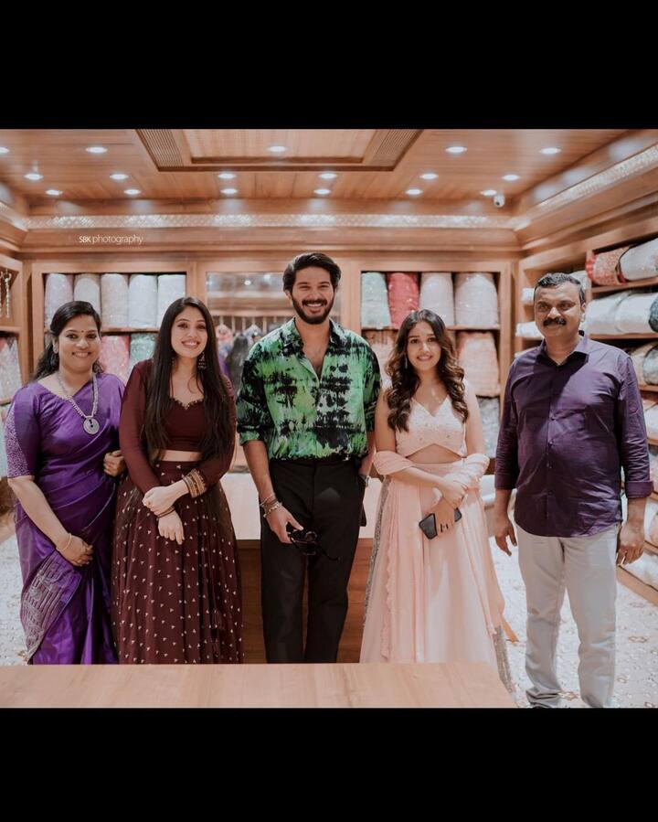 கடை திறப்பின் போது அவருடன் வீணா நந்தகுமார், அனிகா சுரேந்திரன் மற்றும் மாளவிக்கா மேனன் உடன் இருந்தனர்.