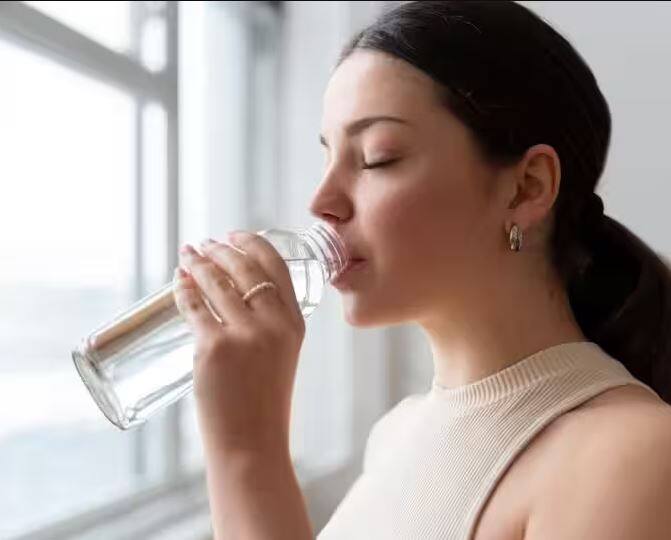 health news Water Health Benefits Know 6 Advantages Of Drinking Water In The Morning First ਸਵੇਰੇ ਉੱਠ ਕੇ ਸਭ ਤੋਂ ਪਹਿਲਾਂ ਪਾਣੀ ਪੀਣ ਦੀ ਆਦਤ ਪਾਓ,  ਮਿਲਣਗੇ ਇਹ 6 ਜਬਰਦਸਤ ਫਾਇਦੇ