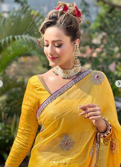 ਅਦਾਕਾਰਾ ਮਦਾਲਸਾ ਸ਼ਰਮਾ ਦੀ ਖੂਬਸੂਰਤੀ ਨੂੰ ਪ੍ਰਸ਼ੰਸਕਾਂ ਨੇ ਕਾਫੀ ਪਸੰਦ ਕੀਤਾ ਹੈ। ਉਸ ਦੀਆਂ ਤਸਵੀਰਾਂ ਸੋਸ਼ਲ ਮੀਡੀਆ 'ਤੇ ਤੇਜ਼ੀ ਨਾਲ ਵਾਇਰਲ ਹੋ ਰਹੀਆਂ ਹਨ।