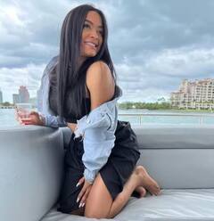 KKR ਦੇ ਧਾਕੜ ਆਲਰਾਊਂਡਰ ਰਸੇਲ ਦੀ ਪਤਨੀ ਹੈ ਸੋਸ਼ਲ ਮੀਡੀਆ ਕਵੀਨ, ਦੇਖੋ ਖੂਬਸੂਰਤ ਤਸਵੀਰਾਂ