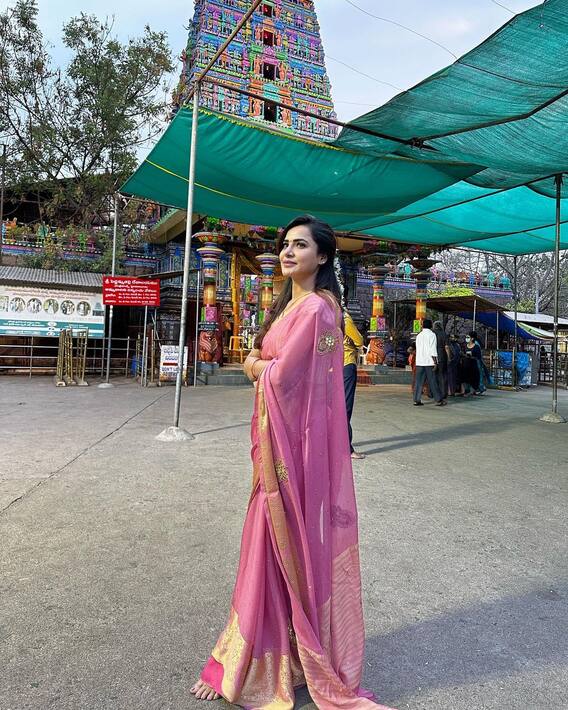Ashu Reddy In Saree : చీర కట్టిన అషురెడ్డి - ఎంత ముద్దుగా ఉందో?