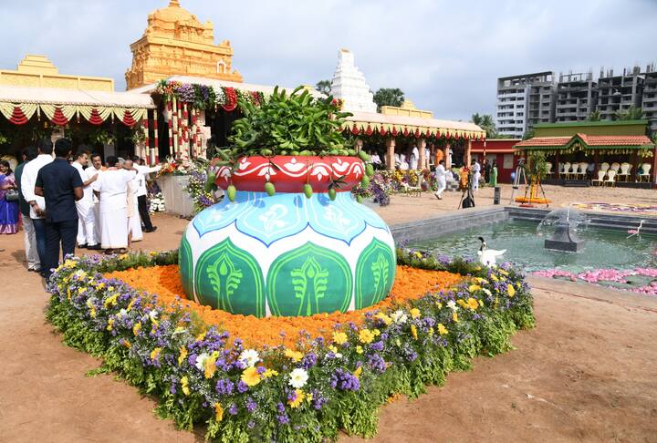 సీఎం క్యాంప్ కార్యాలయం సమీపంలో ప్రత్యేకంగా అలంకరించిన ప్రాంగణంలో ఉగాది వేడుకలు