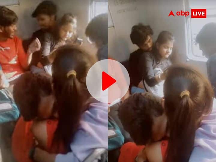Mumbai Couple romance in Mumbai local train boy kiss girl on neck continue couple kissing video goes viral Watch: मुंबई की लोकल ट्रेन में बेझिझक रोमांस करता दिखा कपल, सोशल मीडिया पर खूब वायरल हो रहा है ये वीडियो