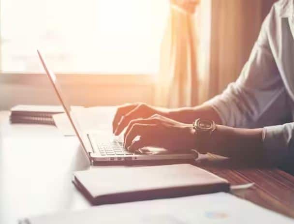 ਜੇਕਰ ਤੁਸੀਂ ਵੋਟਰ ਆਈਡੀ ਨੂੰ ਆਧਾਰ ਨਾਲ ਲਿੰਕ ਕਰਨਾ ਚਾਹੁੰਦੇ ਹੋ ਤਾਂ ਇਸ ਦੇ ਲਈ ਤੁਸੀਂ ਪਹਿਲਾਂ ਨੈਸ਼ਨਲ ਵੋਟਰਜ਼ ਸਰਵਿਸਿਜ਼ ਪੋਰਟਲ ਦੀ ਵੈੱਬਸਾਈਟ nvsp.in 'ਤੇ ਜਾਓ। ਹੋਮ ਪੇਜ 'ਤੇ, ਤੁਹਾਨੂੰ ਵੋਟਰ ਸੂਚੀ ਵਿੱਚ ਖੋਜ ਦਾ ਵਿਕਲਪ ਦਿਖਾਈ ਦੇਵੇਗਾ, ਇਸ ਨੂੰ ਚੁਣੋ।