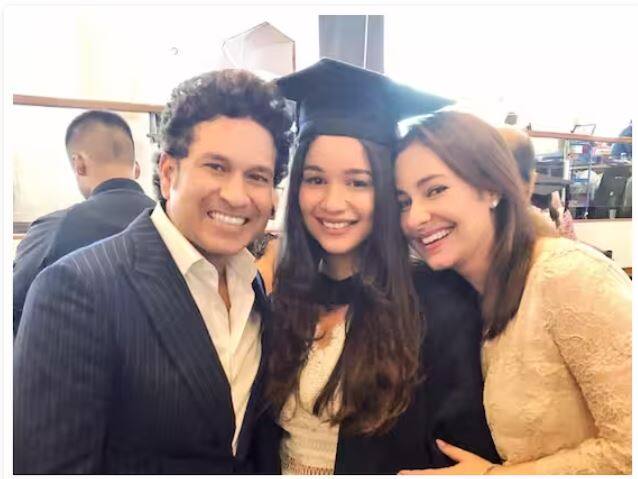 ਅੰਜਲੀ ਸਚਿਨ ਤੋਂ 6 ਸਾਲ ਵੱਡੀ ਹੈ ਪਰ ਉਮਰ ਦੇ ਇਸ ਫਰਕ ਕਾਰਨ ਉਨ੍ਹਾਂ ਦੇ ਰਿਸ਼ਤੇ 'ਚ ਕਦੇ ਖਟਾਸ ਨਹੀਂ ਆਈ। ਸਚਿਨ ਹਮੇਸ਼ਾ ਆਪਣੇ ਕਰੀਅਰ ਦੀ ਸਫਲਤਾ ਦਾ ਸਿਹਰਾ ਆਪਣੀ ਪਤਨੀ ਅੰਜਲੀ ਨੂੰ ਦਿੰਦੇ ਹਨ। ਉਨ੍ਹਾਂ ਨੇ ਆਪਣੀ ਆਤਮਕਥਾ 'ਚ ਇਹ ਵੀ ਦੱਸਿਆ ਹੈ ਕਿ ਕਿਸ ਤਰ੍ਹਾਂ ਅੰਜਲੀ ਨੇ ਸਚਿਨ ਦੇ ਉਤਰਾਅ-ਚੜ੍ਹਾਅ 'ਚ ਸਾਥ ਦਿੱਤਾ ਹੈ।