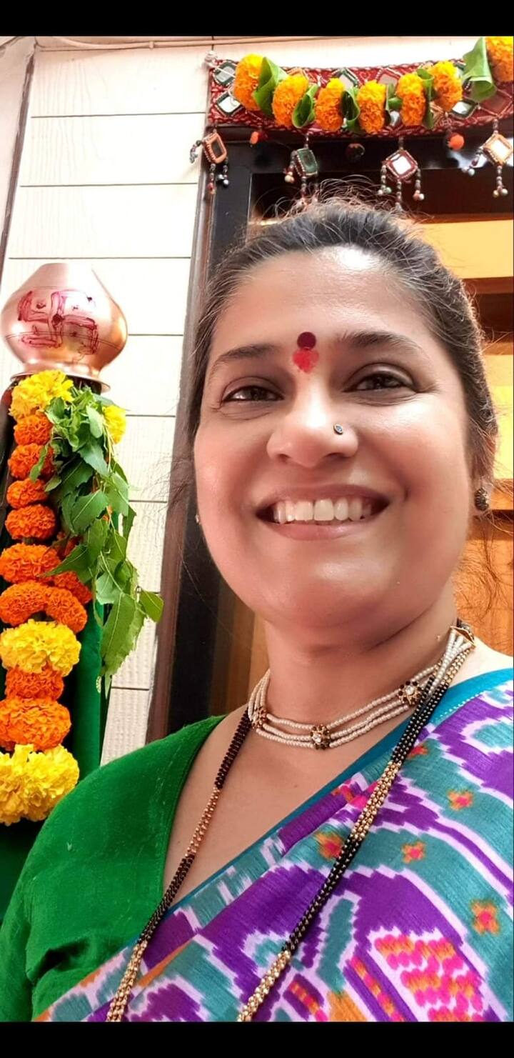 रेणुका शहाणेने गुढीसोबतचा फोटो शेअर करत चाहत्यांना गुढीपाडवा आणि नूतन वर्षाच्या शुभेच्छा दिल्या आहेत.