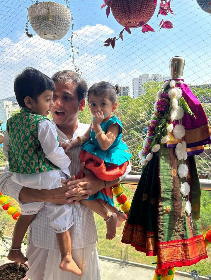 अभिनेता संकर्षण कऱ्हाडेने दोन्ही मुलं आणि गुढीसोबतचा फोटो शेअर करत चाहत्यांना गुढीपाडव्याच्या शुभेच्छा दिल्या आहेत.