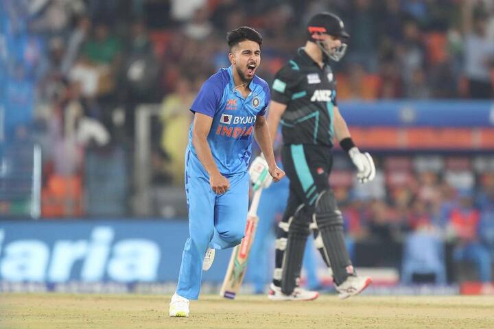 उमरान मलिक मौजूदा वक़्त में भारत के सबसे तेज़ गेंदबाज़ हैं. उमरान मलिक लगातार 150 किमी प्रति घंट से उपर गेंदबाज़ी करने की काबिलियत रखते हैं. उमरान ने इंटरनेशनल क्रिकेट में भारत की ओर से सबसे तेज़ 155 किमी प्रति घंट की रफ्तार से गेंद फेंकी थी.