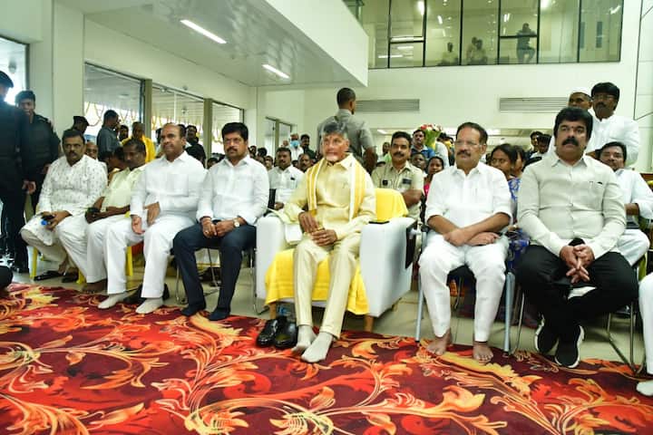 ఆసక్తిగా పంచాంగం వింటున్న చంద్రబాబు, ఇతర పార్టీ నాయకులు