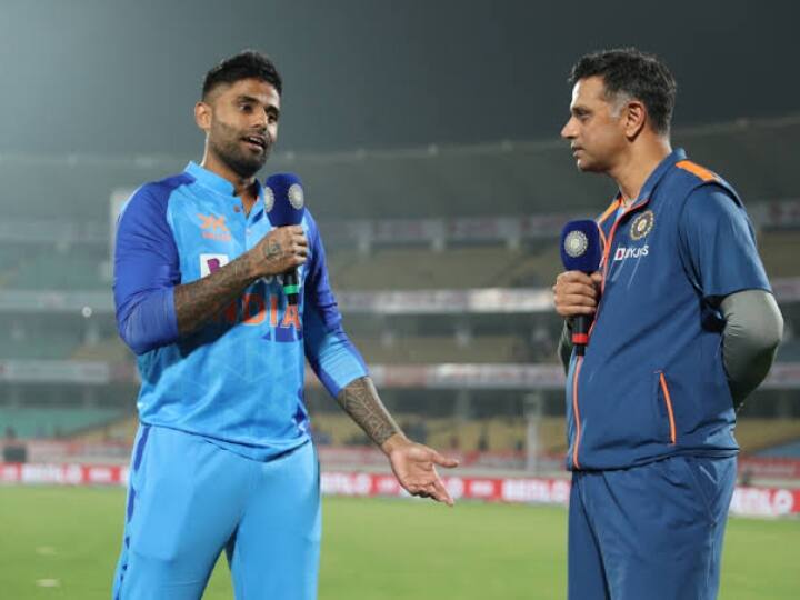 Indian head coach Rahul Dravid defends Suryakumar Yadav by saying he is learning 50 over game before IND vs AUS 3rd ODI Suryakumar Yadav: सूर्यकुमार यादव के बचाव में उतरे कोच राहुल द्रविड़, बोले- वह 50 ओवर का खेल सीख रहे हैं