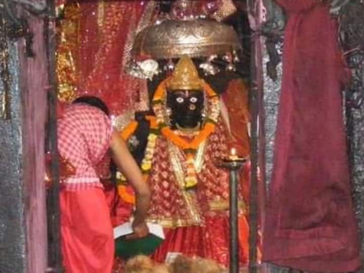 देश के 52 शक्तिपीठों में से एक छत्तीसगढ़ के दंतेवाड़ा में भी है, जहां चैत्र नवरात्र के मौके पर मां दंतेश्वरी देवी के मंदिर में सुबह से ही भक्तों का तांता देखने को मिला.