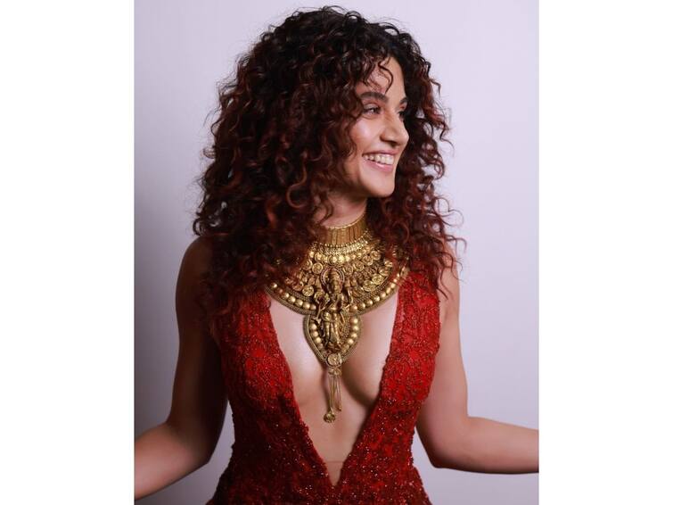 Taapsee Pannu photo Brutally Bashed For Wearing Goddess Lakshmi Necklace With A Bold Dress Taapsee Pannu : बोल्ड दिसण्याच्या नादात तापसीने केली ही चूक, नेटकरी म्हणाले... काहीतरी लाज बाळग