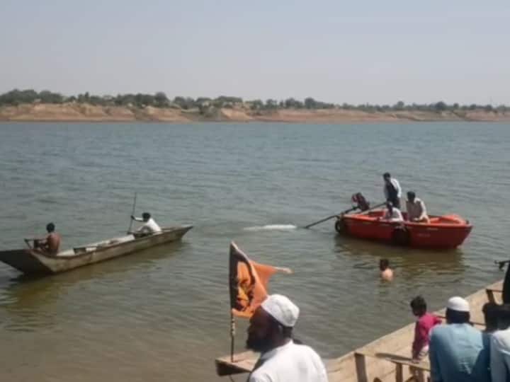 Tablighi Jamaat 4 people Drowned While Bathing in Narmada River One Died in Barwani Madhya Pradesh Barwani News: बड़वानी में नर्मदा नदी में नहाने के दौरान 4 लोग डूबे, 3 का शव बरामद, 1 की तलाश जारी