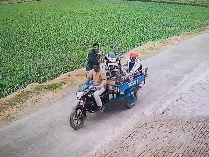 Amritpal Singh: अमृतपाल सिंह की नई तस्वीर आई सामने, बाइक को मोटर गाड़ी में ले जाता दिखा