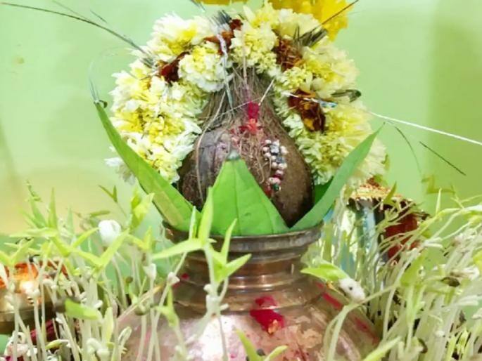 જ્યાં કલશ સ્થાપિત કરવામાં આવી રહ્યો છે અને તેની આસપાસની જગ્યા એકદમ સ્વચ્છ હોવી જોઈએ. ધ્યાન રાખો કે કલશ શૌચાલય કે બાથરૂમની નજીક ન લગાવવો જોઈએ.