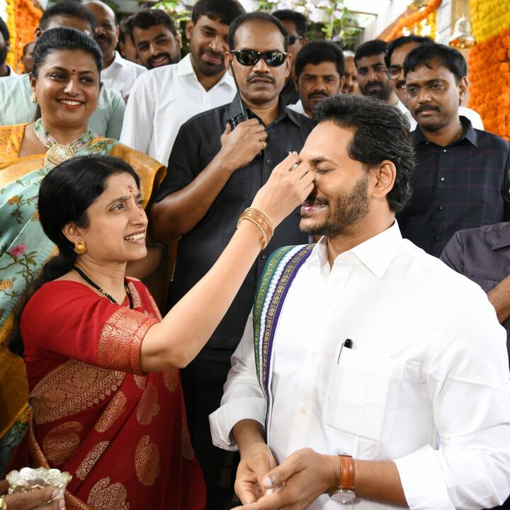 భర్త జగన్ కు సంప్రదాయ రీతిలో తిలకం దిద్దుతున్న సతీమణి భారతీ రెడ్డి