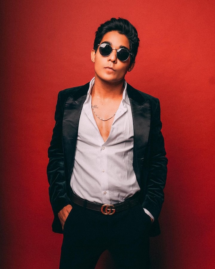 सोशल मीडिया पर दो तरीके के लोग फेमस होते हैं , एक तो वो जो पहले से स्टार हो और दूसरे वो जो अपना नाम खुद की मेहनत से बनाते हैं. आज हम आपको एक ऐसे ही शख्स के बारे में बताएंगे जिसने जीरो से हीरो बनकर दिखाया है.