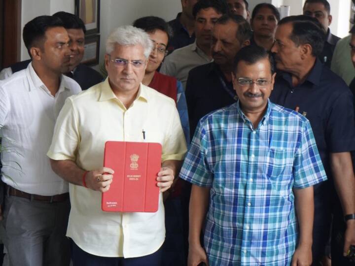 Delhi Budget: दिल्ली के वित्त मंत्री कैलाश गहलोत ने विधानसभा में वर्ष 2023-24 के लिए बजट पेश किया.  इस बार के बजट में दिल्ली सरकार ने अपनी पुरानी योजनाओं को जारी रखते हुए कई नई योजनाओं की घोषणा की है.