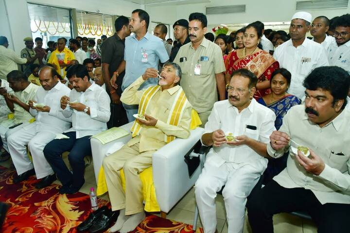 ఉగాది పచ్చడి తీసుకుంటున్న టీడీపీ నేతలు