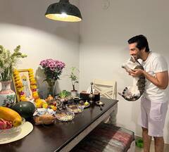Mohit Sehgal-Sanaya Irani Pics: इस टीवी कपल ने बिल्ली के साथ मनाया परसी नया साल, हाथ जुड़वाकर की पूजा