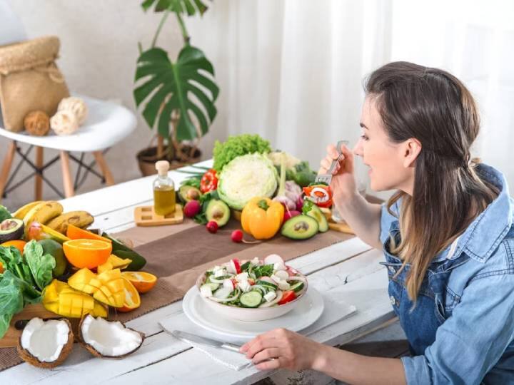 वजन घटाने के चक्कर में सिर्फ फल-सब्जी खा रहे हैं? एक बार ये भी जान लें इसका बॉडी पर क्या असर हो रहा है? What happens to your body when you eat only fruits and vegetables वजन घटाने के चक्कर में सिर्फ फल-सब्जी खा रहे हैं? एक बार ये भी जान लें इसका बॉडी पर क्या असर हो रहा है?