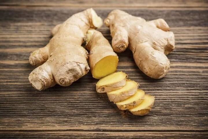 આદુ-આદુમાં સોજો વિરોધી ગુણધર્મો છે, જે ગેસ અને પેટનું ફૂલવું દૂર કરવામાં મદદ કરી શકે છે. આદુની ચા પીઓ અથવા તાજા આદુના મૂળનો ટુકડો ચાવો, આનાથી પણ ગેસથી તરત રાહત મળે છે.