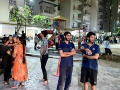 Earthquake: भूकंप के झटकों के बाद लोगों में दहशत, सड़कों पर उमड़ा हुजूम, कई जगह फैली अफवाह, देखें तस्वीरें