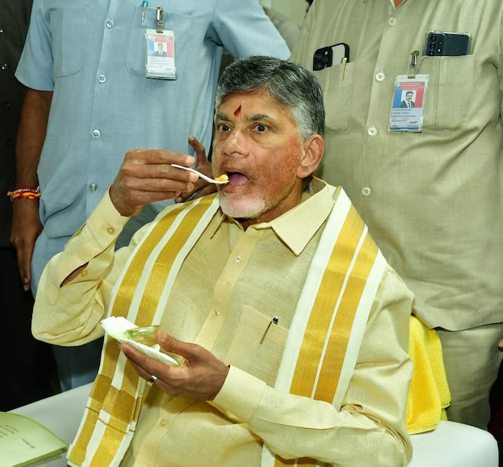 ఉగాది పచ్చడి తింటున్న చంద్రబాబు