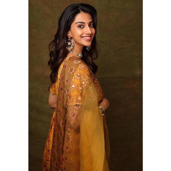 Meenakshi chaudhary Photos: ముద్దబంతిలా ఉన్న మీనాక్షి