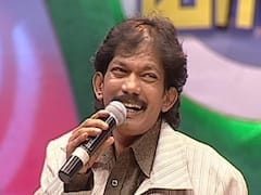 நடிகர் கோவை குணா உடலுக்கு பாட்டு பாடி, கைதட்டி கண்ணீருடன் இறுதி மரியாதை செலுத்திய மேடை கலைஞர்கள்
