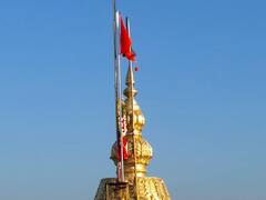Shirdi Gudi Padwa:  शिर्डीतील साईबाबा मंदिरावर गुढीची उभारणी, साईबाबांना परिधान करण्यात आली साखरेच्या गाठीची माळ