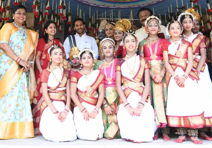 ప్రదర్శలో పాల్గొన్న విద్యార్దినులతో సీఎం జగన్ దంపతులు