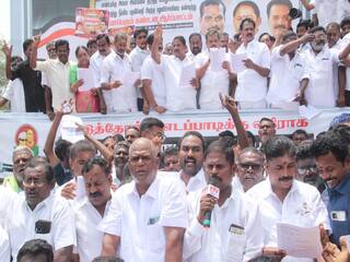 Madurai: எடப்பாடி பழனிசாமிக்கு எதிராக ஓபிஎஸ் ஆதரவாளர்கள் ஆர்ப்பாட்டம் ; பலூன்கள் பறக்கவிட்டு கோஷம்