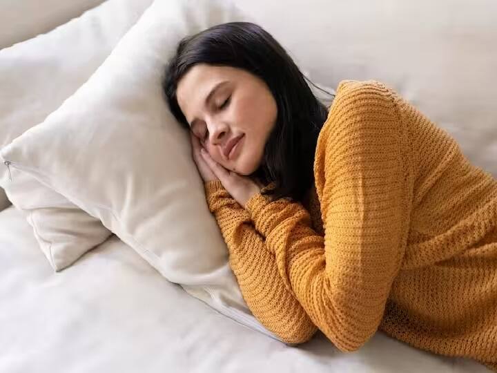 Sleeping less than seven to eight hours is dangerfor your heart know here how Heart Attack Alert: શું ઓછી ઊંઘ હાર્ટ અટેકનું બની શકે છે કારણ, જાણો કારણો અને ઉપાય