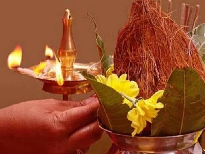 નવ દિવસ સુધી સંપૂર્ણ વિધિ-વિધાન સાથે કલશની પૂજા કરવી જોઈએ. કલશને તિલક, અક્ષત અર્પણ કરો અને તેના પર ફૂલ ચઢાવો.